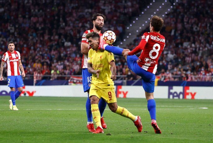 Antoine Griezmann vio la roja por una fuerte patada en la cara a un rival