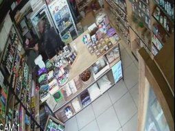 Como no le gustó la respuesta de empleado de un negocio lo golpeó y rompió el local: el video