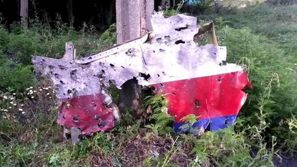 Una foto de uno de los restos del avión demostraría que fue atacado con un misil
