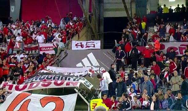 ¡Muy grave! Se cayó un hincha desde una tribuna del Monumental