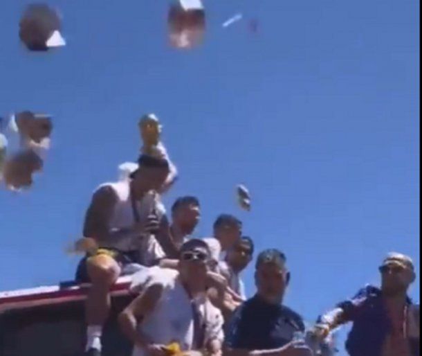 A lo MrBeast: Papu Gomez tiró plata a los hinchas desde el micro