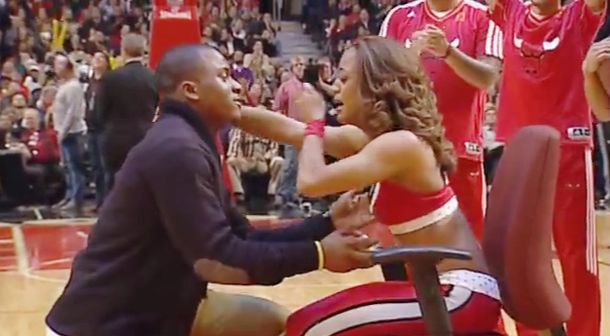 VIDEO: Una emocionante propuesta de matrimonio a una animadora de Chicago Bulls