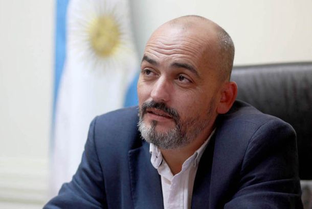 Los ladrillos no llegan solos a la cabeza de los oficiales