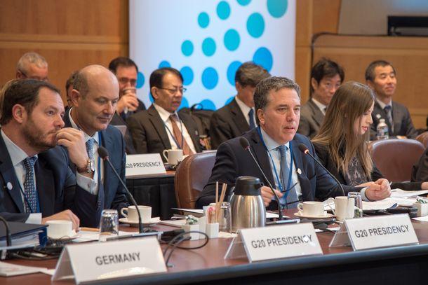 Dujovne viaja a Washington para reunirse este miércoles con Lagarde