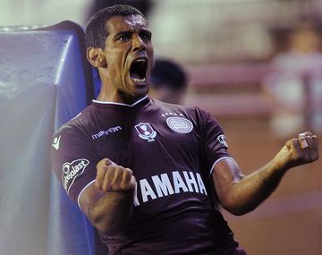 El goleador de Lanús hizo el segundo de su equipo