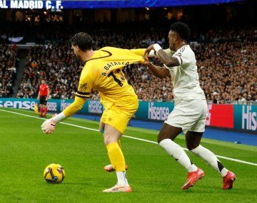 El amague de Batalla a Vinícius Jr. en la visita de Rayo Vallecano a Real Madrid