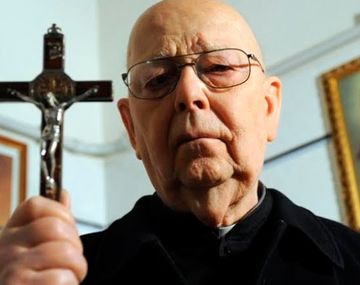 Murió el exorcista más famoso del mundo: mirá los rituales que hacía