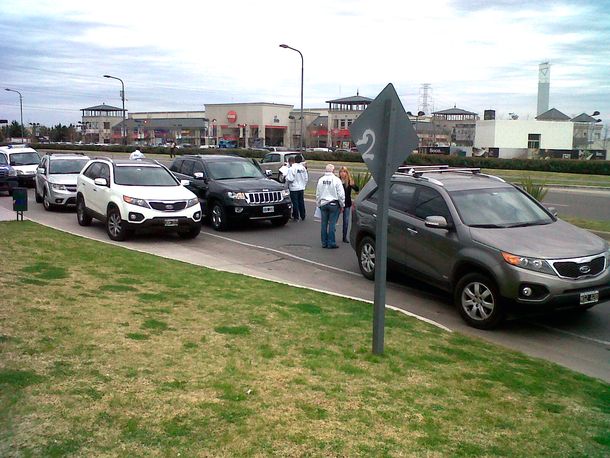 Retienen cuatro camionetas de lujo por deuda de $85 mil en Patente