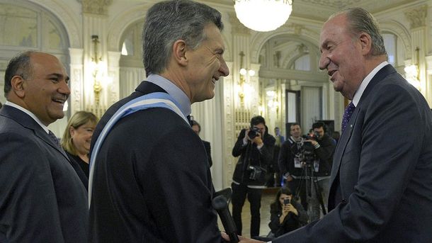 El saludo entre Mauricio Macri y el rey emérito Juan Carlos de España