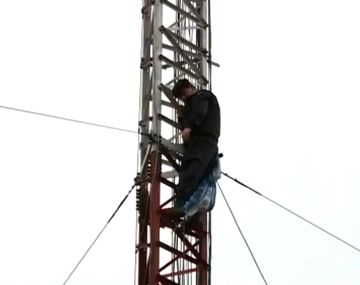 Un policía de la Bonaerense trepó a una antena y amenazó con tirarse como protesta