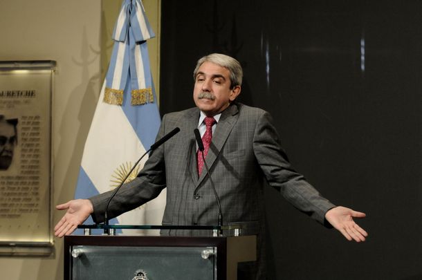 Aníbal F. a Randazzo: Bajate de la moto, no es saludable