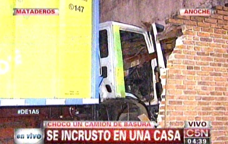 Un camión de basura terminó incrustado dentro de una casa