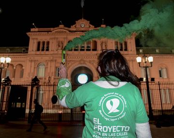 Bengalas y luces verdes: hicieron una intervención nocturna en Plaza de Mayo por el aborto