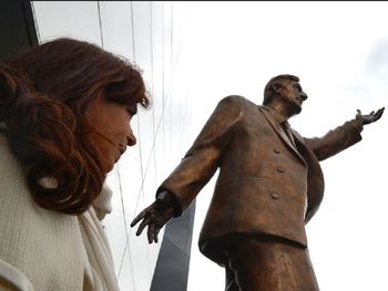Sacarán la estatua de Néstor Kirchner de la sede de la Unasur
