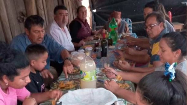 Loan Danilo Peña come junto a su padre en el almuerzo familiar que se llevó a cabo en la casa de su abuela horas antes de su desaparición