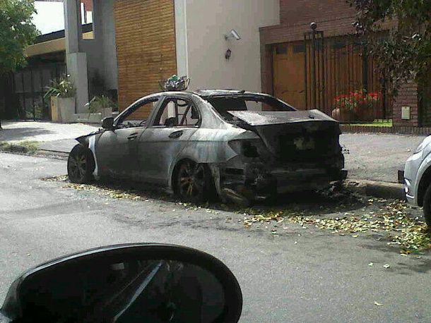 Villa Ortúzar: otro auto atacado por los quemacoches