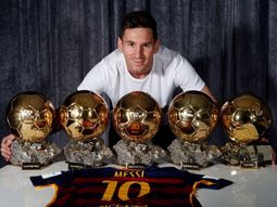 el mas ganador de la historia: messi poso con sus cinco balones de oro el mas ganador de la historia: messi poso con sus cinco balones de oro