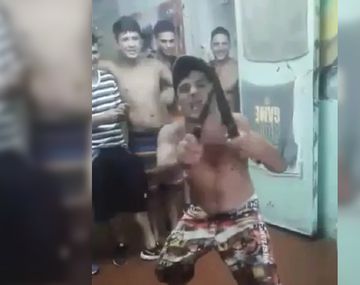 La danza de las facas: el intimidante baile de un preso en la cárcel de Batán