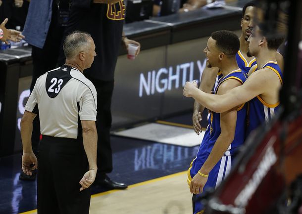 Stephen Curry le arrojó el protector bucal a un aficionado del rival tras ser expulsado