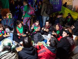 Pañuelos verdes, frazada y fogones: así fue la vigilia de la votación en Diputados