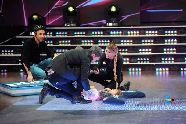 Mirá como Tinelli le cambia los pañales a las gemelas de Cinthia Fernández