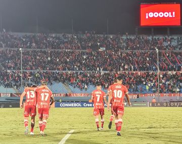 Argentinos empató 2-2 ante Liverpool y es líder de su grupo