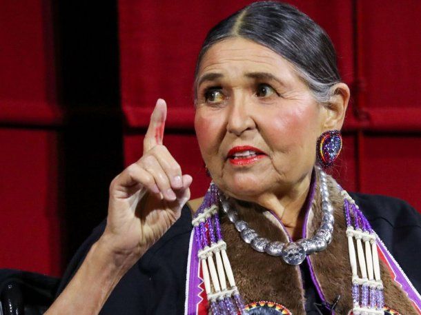 Murió Sacheen Littlefeather, la activista indígena que rechazó un Oscar en nombre de Marlon Brando