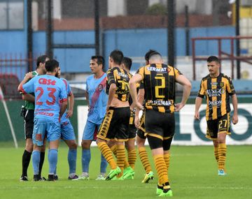 El campo de juego no soportó tanta lluvia