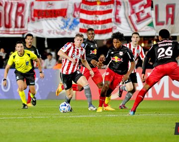 Estudiantes empató 1-1 con Bragantino y comparte la punta