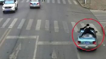 un policia termino sobre el techo de un taxi que trataba de escapar: mira el video un policia termino sobre el techo de un taxi que trataba de escapar: mira el video