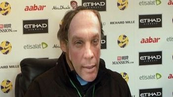 un tecnico italiano dio una conferencia de prensa con una careta un tecnico italiano dio una conferencia de prensa con una careta