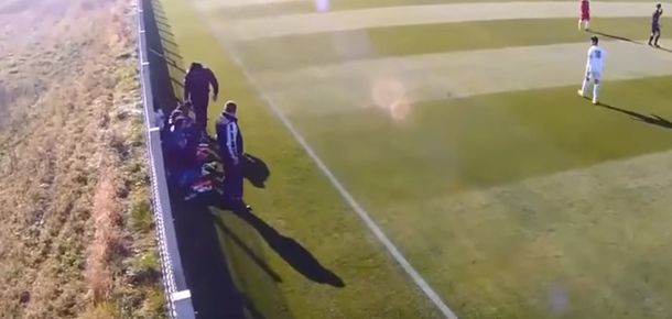Video: Entrenador le da brutal patada a un futbolista por preferir comer en un McDonalds