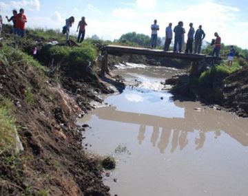Desesperada búsqueda de un chico que cayó a un arroyo durante la tormenta
