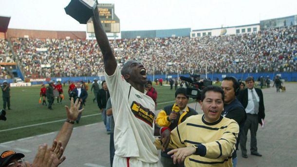 Con Universitario de Deportes, Guadalupe se consagró campeón en más de una ocasión. Con Universitario de Deportes, Guadalupe se consagró campeón en más de una ocasión.