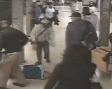 Se arroja a las vías para salvar a un hombre