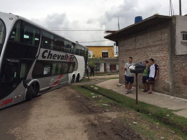 Otra consecuencia del choque en Quilmes: quedó varado el plantel del equipo local