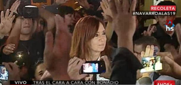 Cristina salió a visitar a su hija y volvió a saludar a la militancia