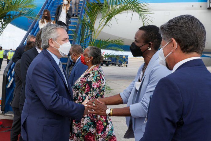 Alberto Fernández llegó a Barbados y se entrevistará mañana con la primera ministra, Mia Mottley