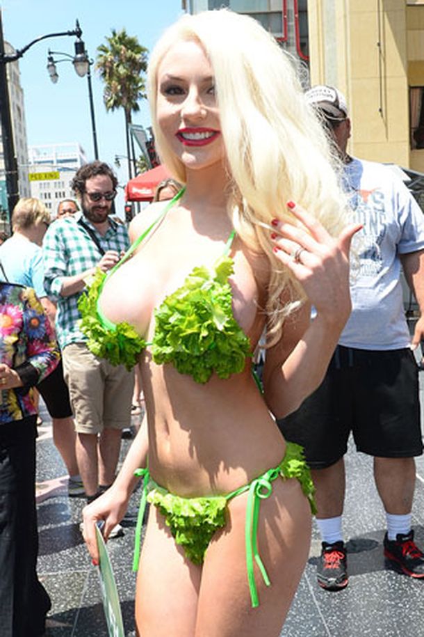Courtney Stodden se puso una bikini de lechugas por una buena causa