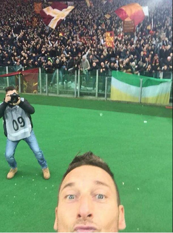 Interminable: Totti fue figura y lo festejó con una selfie que dio vuelta al mundo