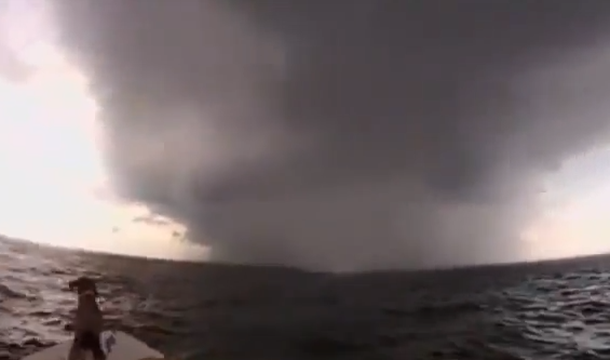 VIDEO: Así fue el nacimiento de una tromba marina