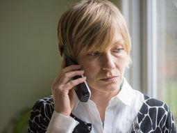 Reportó una amenaza de bomba para que su esposo no saliera del país