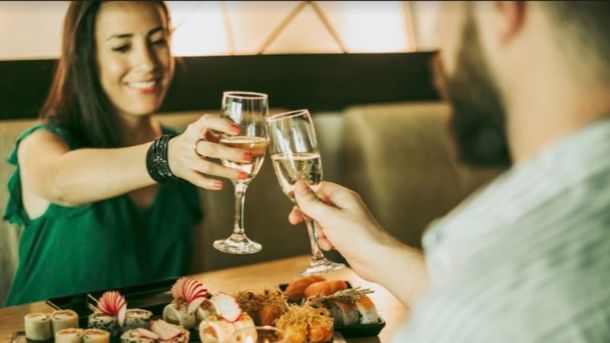 Harvard recomendó la hora a la que se debe cenar para reducir el aumento de peso.