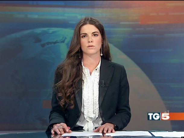 Costanza Calabrese estaba presentando el noticiero de la noche en el canal de televisión italiano TG5
