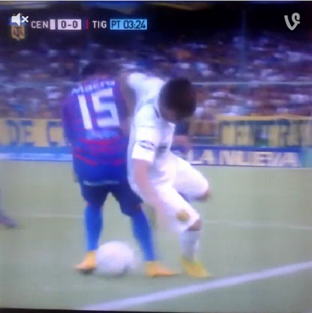 Se puso nervioso: mirá el espectacular caño de un jugador de Rosario Central