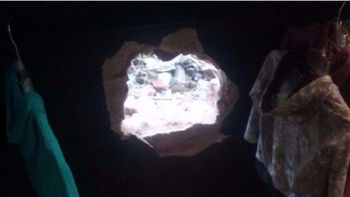 El boquete que hicieron los delincuentes El boquete que hicieron los delincuentes