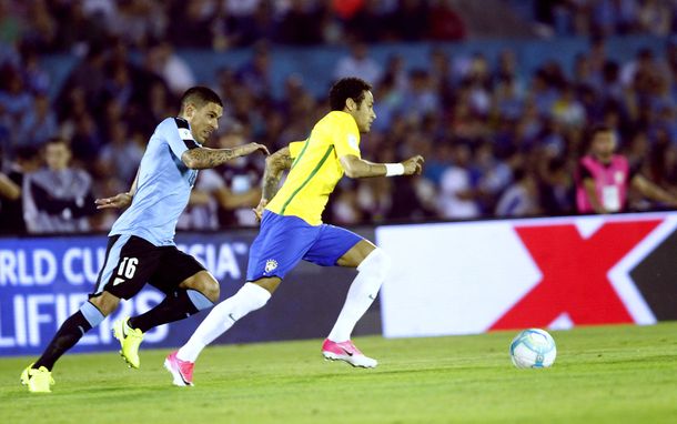 La escapada de Neymar ante Maxi Pereira