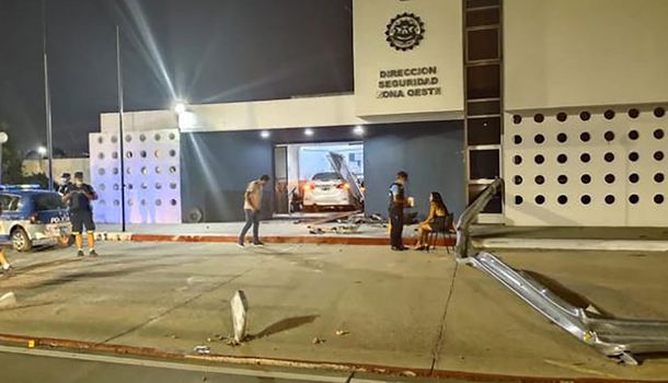Doble choque terminó con un auto incrustado en una dependencia policial