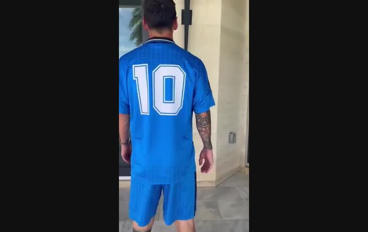 Lionel Messi posó con una mítica camiseta de Maradona