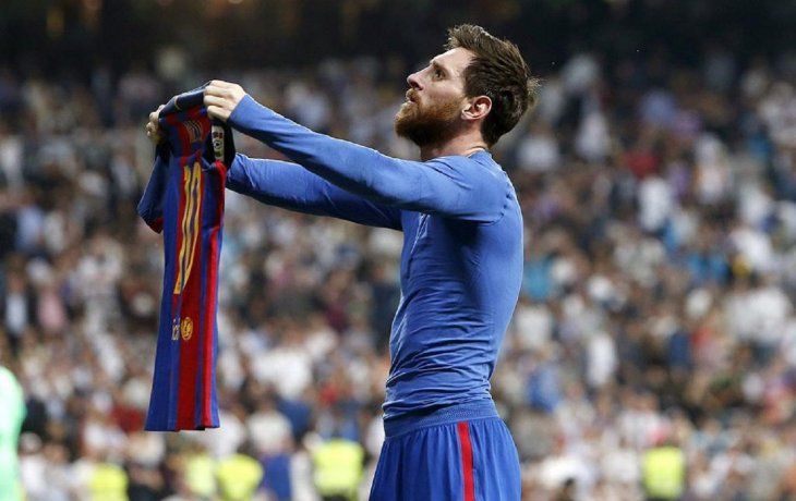Una imagen icónica: Messi frente a Real Madrid ofreciendo su camiseta en el último minuto tras marcar el gol de la victoria.
